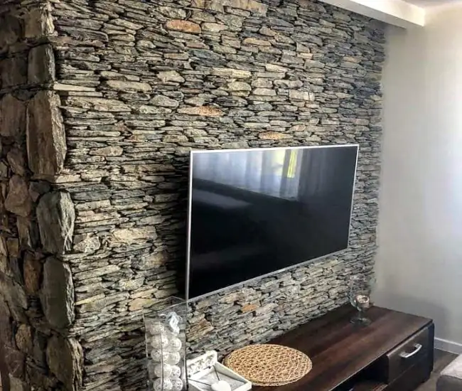 Ściana wewnętrzna wyłożona kamieniem